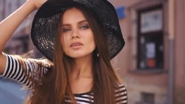 Esmer uzun saç teşkil etmektedir siyah şapka ile akşam sokak çarpıcı