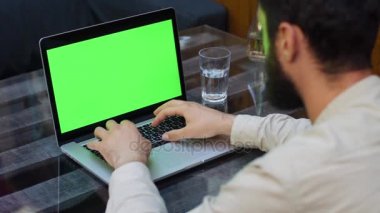 Adam yeşil ekran ile laptop İnşaat