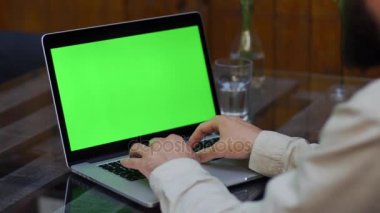 Adam yeşil ekran ile laptop İnşaat