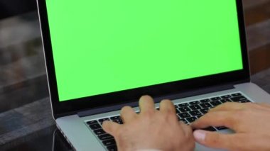 Adam yeşil ekran ile laptop İnşaat