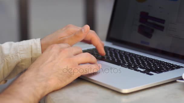 Hombre escribe algo en el teclado negro — Vídeos de Stock