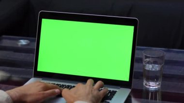 Adam yeşil ekran ile laptop İnşaat