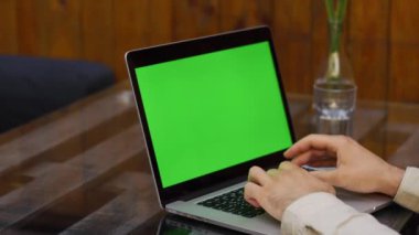 Adam yeşil ekran ile laptop İnşaat