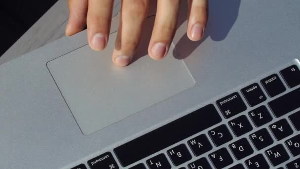 El hombre trabaja con el touchpad en el portátil — Vídeos de Stock