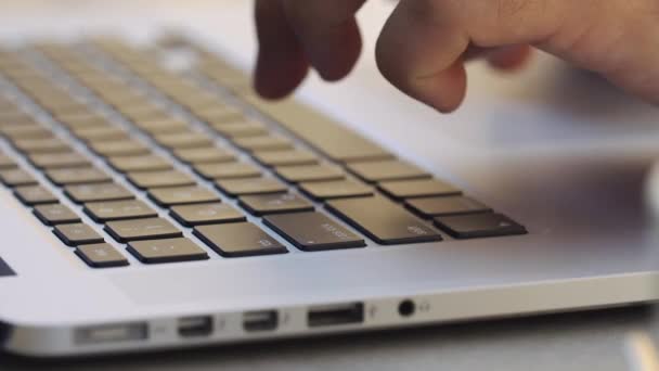 Hombre escribe algo en el teclado negro — Vídeos de Stock