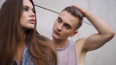 Pembe gömlek standları Kot ceket baştan çıkarıcı bir kadında arkasında giymiş çocuk