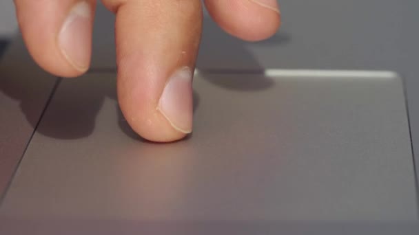 Mens werken met touchpad op laptop — Stockvideo