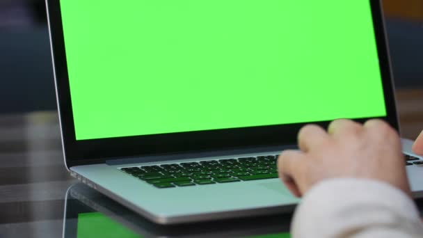 El hombre trabaja en el portátil con pantalla verde — Vídeo de stock