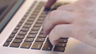 Adam bir şey üstünde siyah klavye türleri