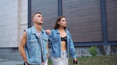 Adam ve kadın rahat sokak tarzı giyinmiş sokakta yürümek