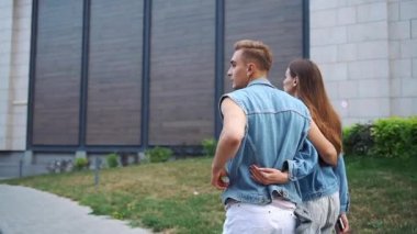 Erkek ve kadın kot ceketler sokakta yürürken arkasından bakmak