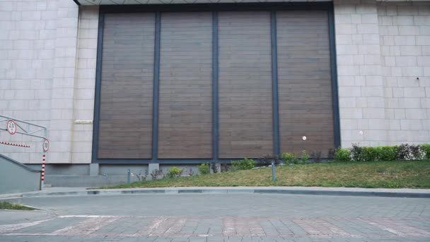 Homme et femme habillés dans le style décontracté de la rue courir dans la rue — Video