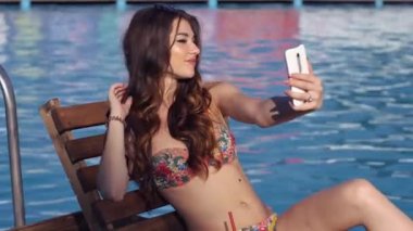 Genç seksi kadın olun selfie Yüzme Havuzu