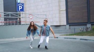 Erkek ve kadın sokağa koşmak rahat sokak tarzı giyinmiş