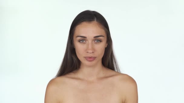 Gyönyörű fiatal nő mutatja az ujját, és mosolyog a felső — Stock videók