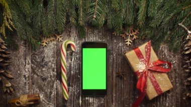 Yukarıdan smartphone vasıl yeşil ekran bedeni arasında yalan ile bak.