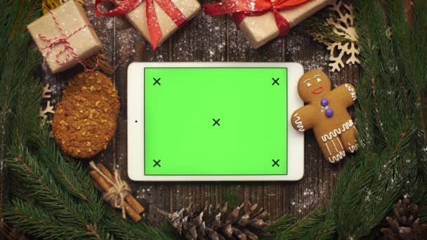 从上面看在片剂与绿色屏幕说谎在圣诞之间 — 图库视频影像