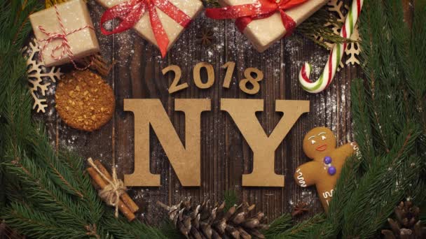 Посмотрите сверху на деревянные наличники, украшающие Новый 2018 год зелеными цветами — стоковое видео