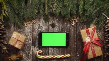 Yukarıdan smartphone vasıl yeşil ekran bedeni arasında yalan ile bak.