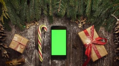Yukarıdan smartphone vasıl yeşil ekran bedeni arasında yalan ile bak.