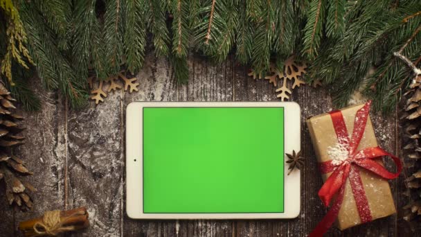 クリスマス ツリーの中で横になっている緑の画面とタブレットを上から見てください。 — ストック動画