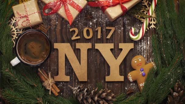 Посмотрите сверху на деревянные наличники, украшающие Новый 2017 год зелеными цветами — стоковое видео