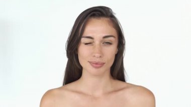 Uzun saçlı ve çilli Göz kırpmalar kamera seyir ile mutlu güzel kadın