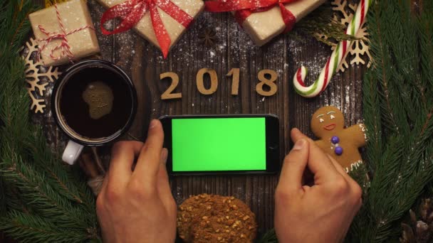 Посмотрите сверху на деревянные подтяжки 2018 года и смартфон с g — стоковое видео