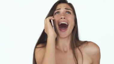 O onun smartphone üzerinde görüşmeler sırasında uzun saç laughes olan güzel kadın