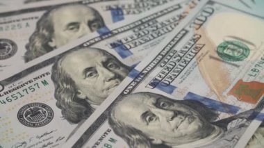 Kağıt para döndürme. Arka plan Amerikan yüz dolar faturaları para ile saat yönünün tersine döner. Yakın çekim