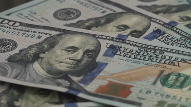 Rotace papírové peníze. Na pozadí s penězi americký stodolarových bankovek otočí proti směru hodinových ručiček. Detail — Stock video