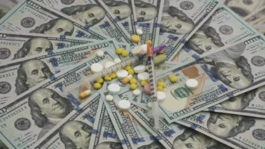 Yığın karma ilaç ve para - sağlık maliyet kavramı dönen şırınga