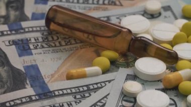 Hap ve para - sağlık maliyet kavramı dönen ampul. Yakın çekim