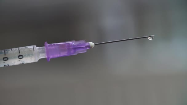 Seringue médicale avec médicaments sur fond flou 