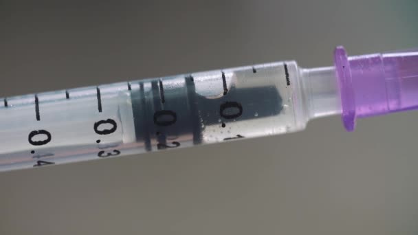 Medical syringe with drugs on blurry background — Stock Video