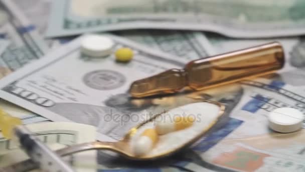Prášky, drogy, kokainu, stříkačku na bankovky dolaru