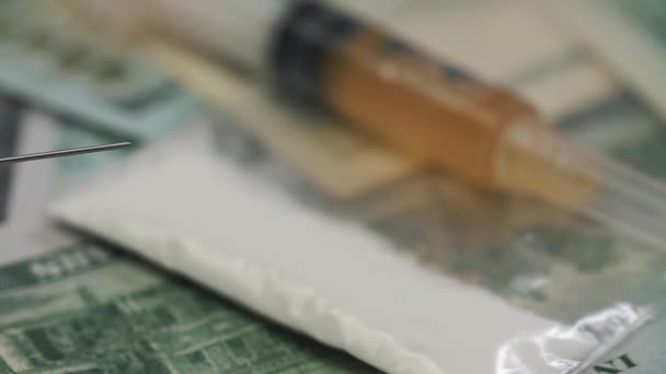 Pillen, drugs, cocaïne, syringe op dollar bankbiljetten — Stockvideo