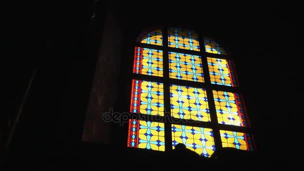 Barevné mozaikové okno v temné místnosti — Stock video