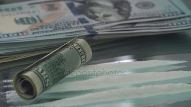 Bir dolarlık banknot üzerinde kokain toz