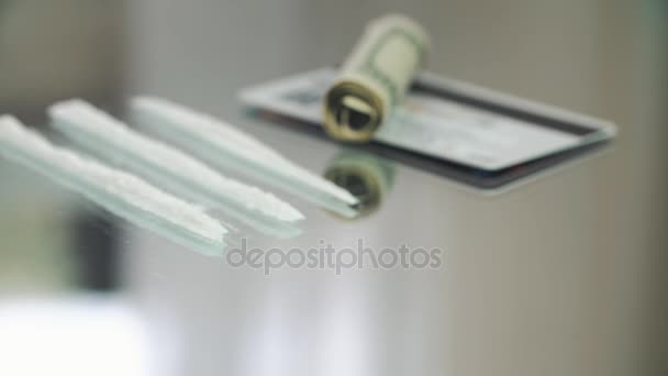 Poudre de cocaïne, seringue sur la table en verre 