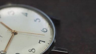 Klas eski saati ahşap masaya yatıyor