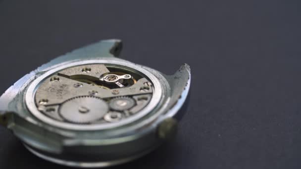 Κοντινό πλάνο της κουρδιστό δίσκου σε ένα αριστοκρατικό ρολόι — Αρχείο Βίντεο