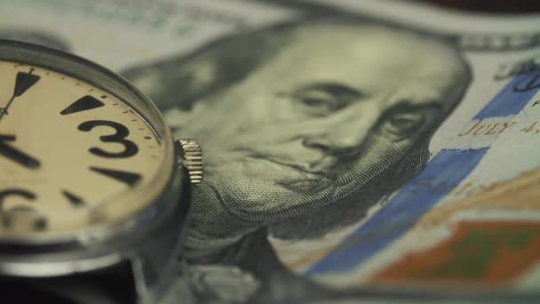 Nahaufnahme des Uhrwerksantriebs in einer edlen Uhr auf der Dollarnote — Stockvideo