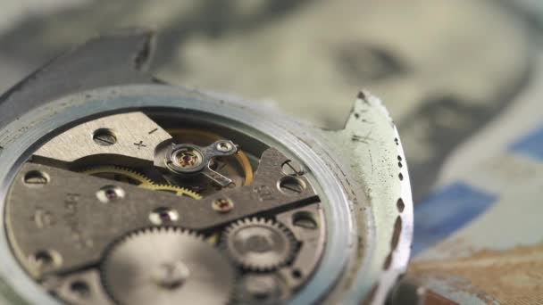 Gros plan sur le lecteur d'horlogerie dans une montre chic sur le billet en dollar . — Video