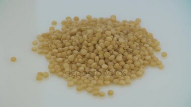 Masanın üzerinde yatan kuskus portre. Çerçeve saat yönünde döndürür.