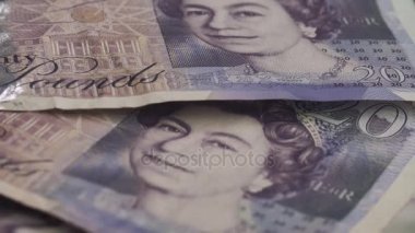 İngiliz Sterlini banka notları masaya yalan