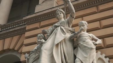 Lviv, Ukrayna - 21 Eylül 2017. Avrupa şehirde eski bir bina daha önce bir kadınla erkek ve kız heykeli standları