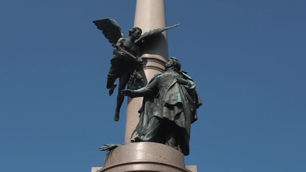 Λβιβ, Ουκρανία - 21 Σεπτεμβρίου 2017. Κοίτα από κάτω από το άγαλμα του Πολωνός ποιητής και μούσα Adam Mickiewicz — Αρχείο Βίντεο