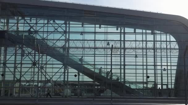 Lvov, Ukrajina - 21 září 2017. Podívejte se z vnějšku na budovu Lvov International Letiště a lidé na pohyblivé schodiště — Stock video
