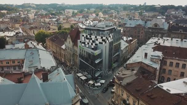 Lviv, Oekraïne - 21 September 2017. Moderne glazen gebouw in de oude stad ceter van Europese stad — Stockvideo